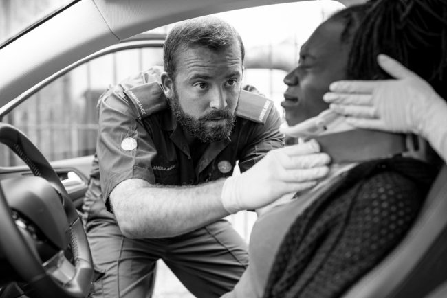 paramedic-placing-cervical-collar-injured-woman-from-car-accident